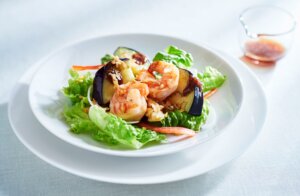 揚げ「丸なす」とグリル海老のサラダ 旨み味噌ソース