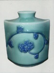 青磁浮牡丹染付入り偏壺