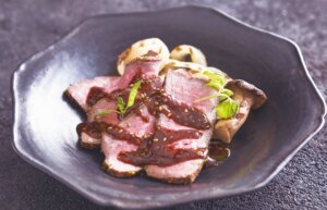 〈グリーン・グルメ >

牛もも肉の炙り焼き
胡麻醤油だれ 焼き野菜添え