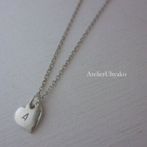 〈Atelier Uhyako〉ハートイニシャル ペンダント
