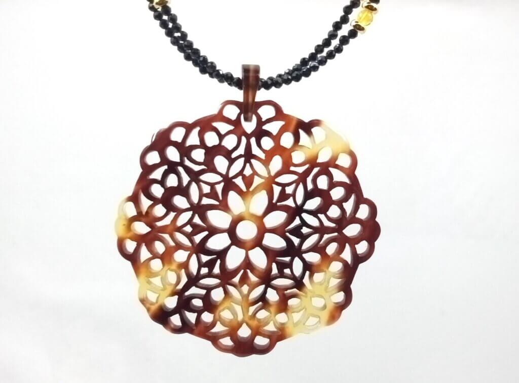 正倉院柄　花卉文べっ甲透かしペンダント